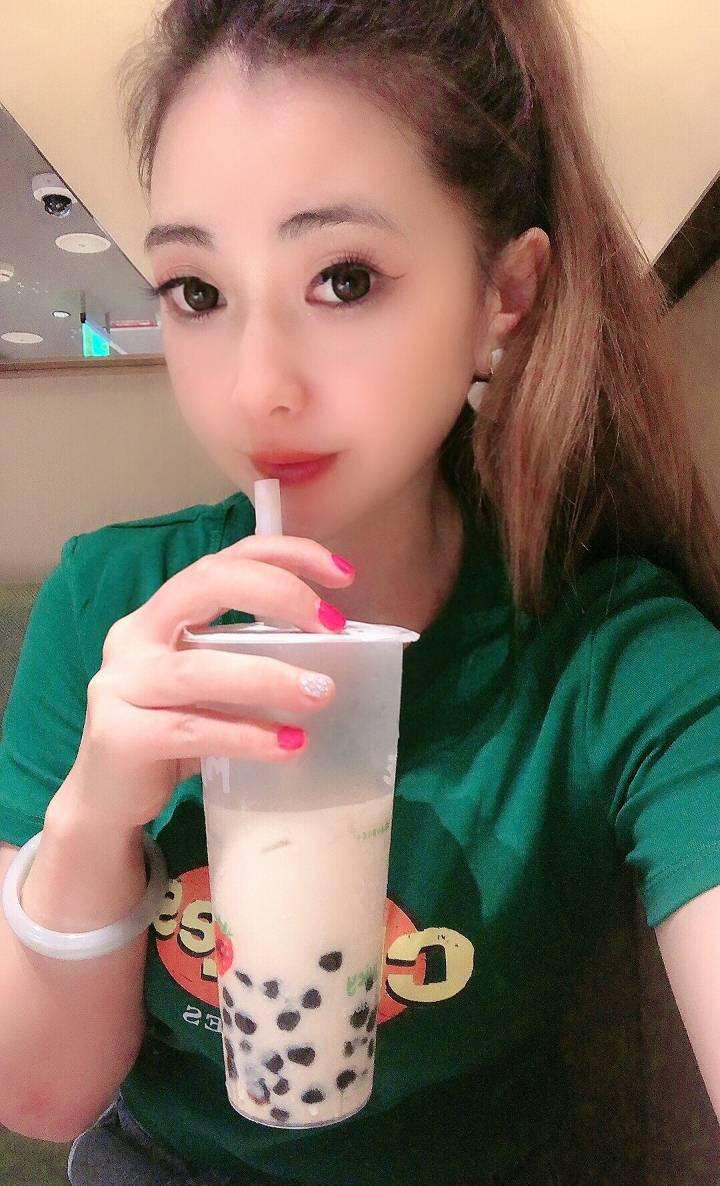 曲线美的小妞儿